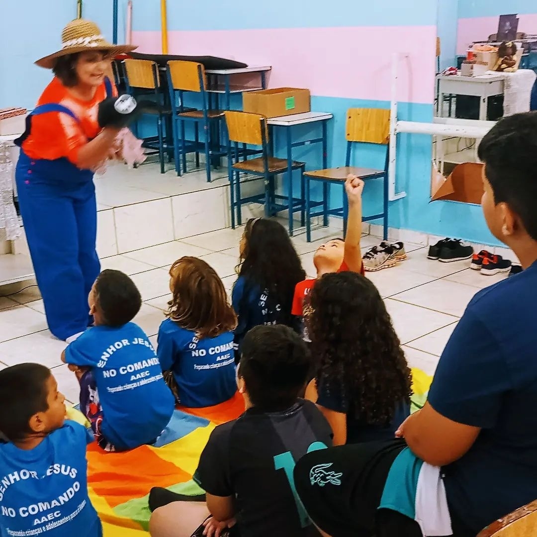 Contação e reprodução de história Associação Amor em Cristo
